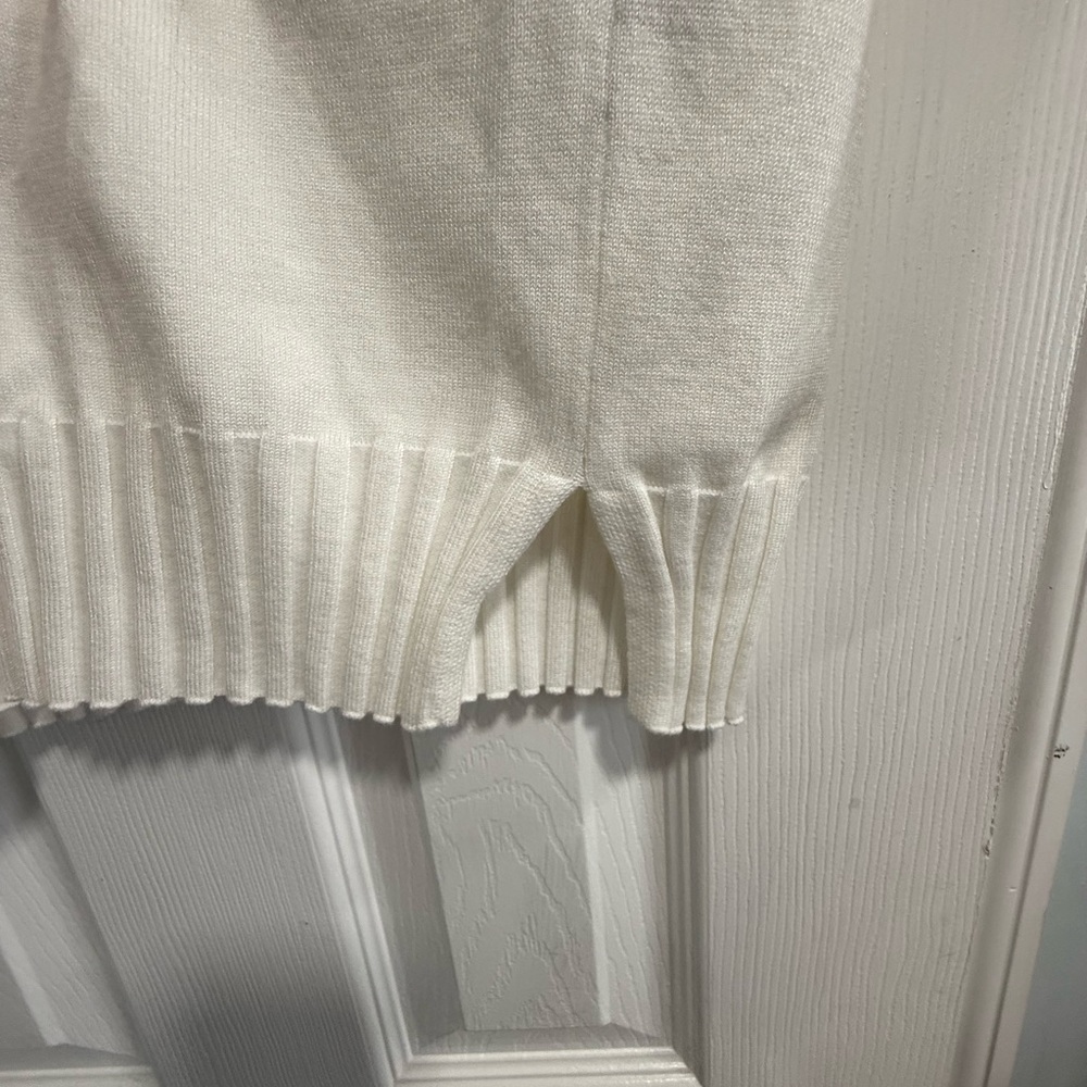 Cream V-Neck Sweater with Ribbed Sleeves - Picture 7 of 13